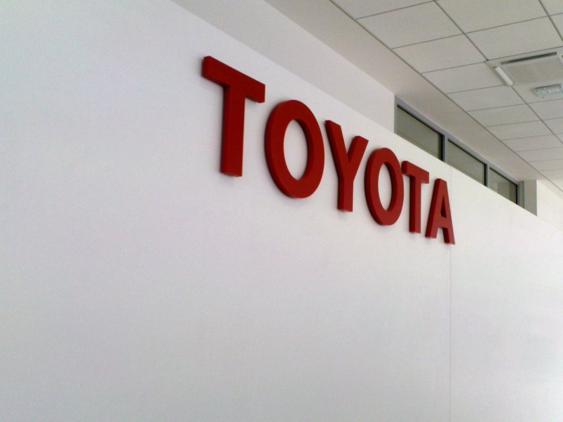 Uml kmen - reklamn npis Toyota